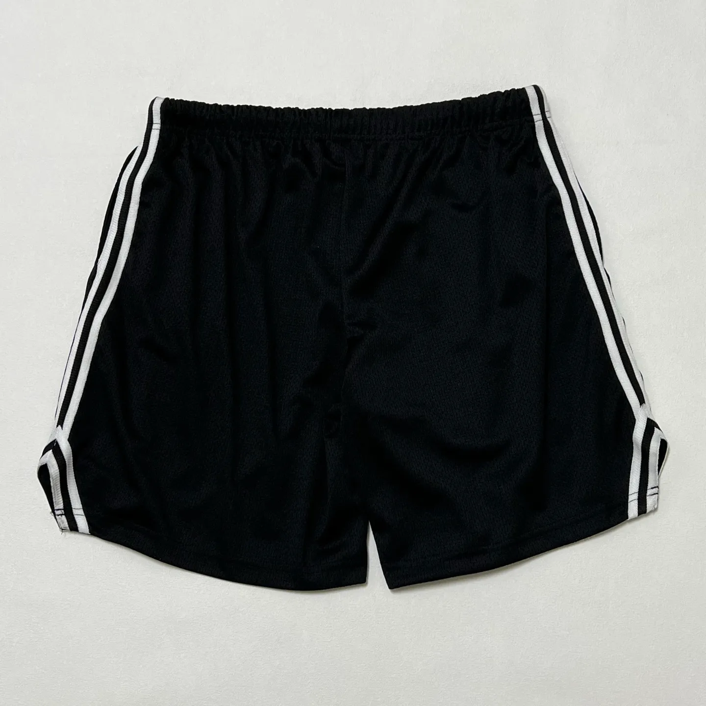 GALLERY DEPT. VENICE COURT SHORTS English mesh shorts Logo webbing wide-leg basketball shorts Black and white S-XL Original molding Loose wide-leg version American boys' first choice Breathable mesh fabric Superimposed soft material inside Comfortable and easy to match Custom-woven original consistent webbing/main mark/component wash mark Details are enlarged to follow